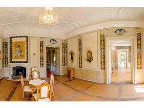 Klassizistische Wandabwicklung im Goldenen Zimmer in der Beletage Klassizistische Wandabwicklung im Goldenen Zimmer in der Beletage